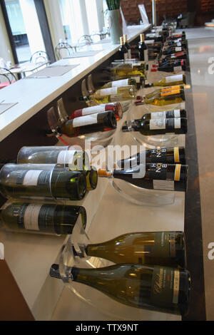 Weinflaschen, die in einem Weinladen in Bangkok, Thailand, auf einem Regal ausgestellt sind Stockfoto