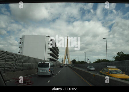 Autos auf der Straße, Rama VIII Brücke, Bangkok, Thailand Stockfoto