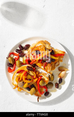 Sandwiches mit gegrilltem Paprika, Oliven und Knoblauch auf hellem Hintergrund, Ansicht von oben. Flach Stockfoto