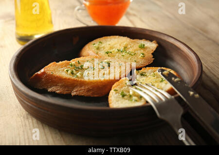 Mit leckeren Knoblauch Baguette auf hölzernen Tischplatte Stockfoto