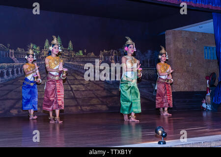 Traditionelle Khmer Tänzer während der Show in Siem Reap, Kambodscha Stockfoto