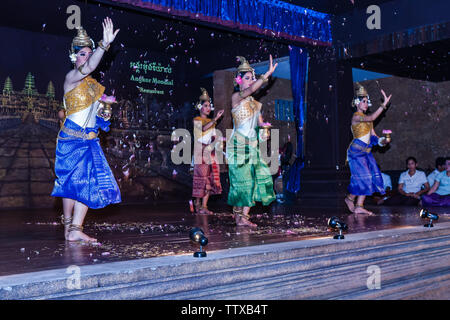 Traditionelle Khmer Tänzer während der Show in Siem Reap, Kambodscha Stockfoto