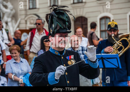 Ein Dirigent des Orchesters öffentlich durchführen in der Nähe der Hofburg. Wien, Österreich Stockfoto