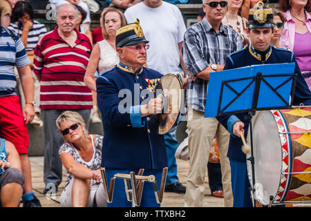 Musiker in Uniform spielen Zimbeln und Trommeln im Orchester öffentlich durchführen in der Nähe der Hofburg. Wien, Österreich Stockfoto