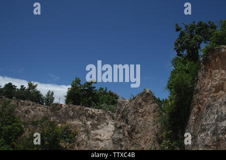 Erodierter Hügel, Tiger-Tempel, Sai Yok, Kanchanaburi, Thailand Stockfoto