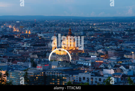 Die Stadt Budapest in Ungarn im Sommer in der Dämmerung Stockfoto