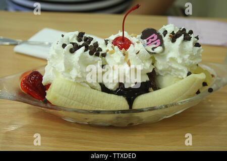 Bananensplit in einer Schüssel serviert, Bangkok, Thailand Stockfoto