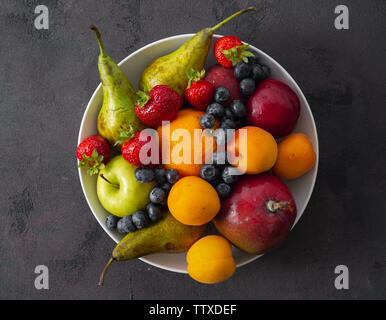 Früchte Platte auf einem dunklen Hintergrund der Ansicht von oben Stockfoto