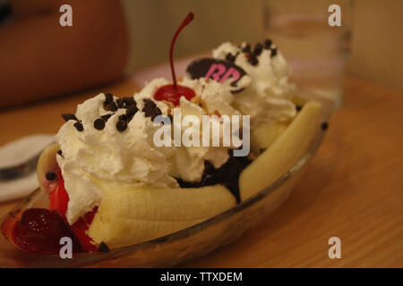 Bananensplit in einer Schüssel serviert, Bangkok, Thailand Stockfoto