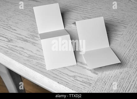 Leere Broschüren auf hölzernen Tisch Stockfoto