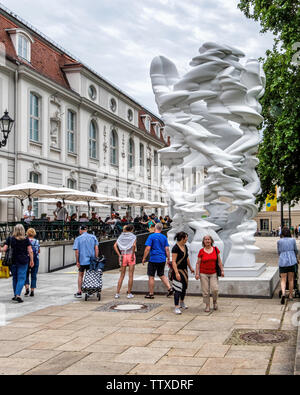 Runner, Glasfaser Skulptur des Bildhauers Tony Cragg 2017 außerhalb Palais Populaire Kunst, Kultur & Sport von der Deutschen Bank. Galerie, Café & Veranstaltungsort Stockfoto