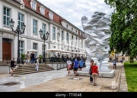 Runner, Glasfaser Skulptur des Bildhauers Tony Cragg 2017 außerhalb Palais Populaire Kunst, Kultur & Sport von der Deutschen Bank. Galerie, Café & Veranstaltungsort Stockfoto