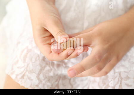 Nahaufnahme der kleinen Mädchen Finger mit der angewandten Pflaster Stockfoto