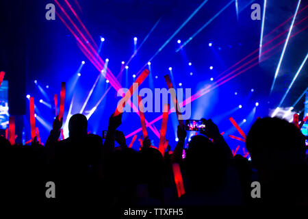 Gedrängten Menschen in freien Konzert in der Nacht Stockfoto