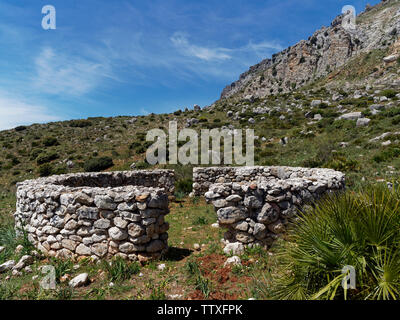 Eine von mehreren Stein kreisförmige Tierheime gefunden auf der Piste unter El Torcal in Andalusien, Spanien auf einer Geldstrafe kann am Nachmittag. Stockfoto