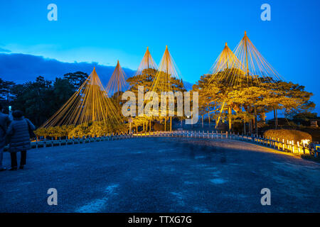 Kanazawa, Japan - 14. Februar 2019: Kenrokuen Garten in der Nacht in Kanazawa, Präfektur Ishikawa, Japan. Stockfoto