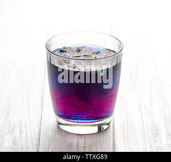 Gesunde pflanzliche Getränke Anchan Blume, Butterfly pea Blume mit Zitronensaft Clitoria ternatea auf weißem Hintergrund Stockfoto