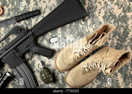 Satz von militärischer Ausrüstung und Springerstiefel camouflage Hintergrund Stockfoto