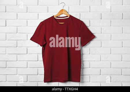 Leere maroon-t-shirt gegen die Mauer Stockfoto