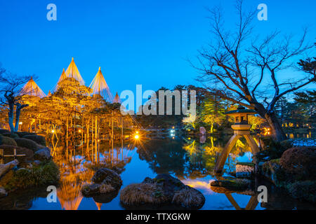 Kanazawa, Japan - 14. Februar 2019: Winter bis Licht in Kenrokuen Garten in der Nacht in Kanazawa, Japan. Stockfoto