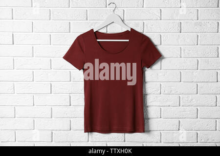 Leere maroon-t-shirt gegen die Mauer Stockfoto
