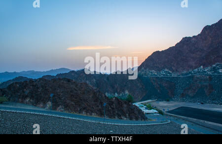 Bunte Sunrise auf der Oberseite von Hatta Berge schöne Landschaft Bild in der Nähe von Hatta dam Stockfoto