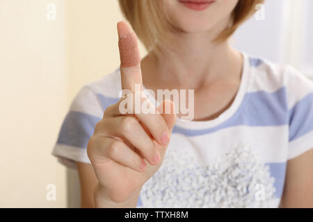 Nahaufnahme des Girl's Finger mit kleben - Gips Stockfoto