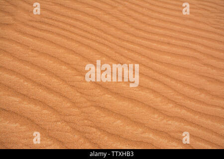 Schönen Sand Textur Hintergrund bunt orange Farbton Sand dune Muster Nahaufnahme von Wüste Sand Wellen Stockfoto