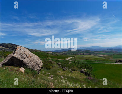 Blick nach Süden auf den Hügeln und hohen Bergen der andalusischen Region in der Nähe der alten Stadt Antequera in Spanien an einem schönen Tag. Stockfoto