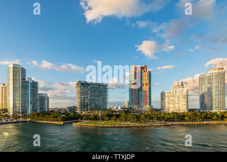 Miami, FL, Vereinigte Staaten - 20 April, 2019: Hochhaus Apartment Gebäude in South Pointe Park befindet sich auf der Sonnenuntergang in Miami Beach, Florida, United St Stockfoto