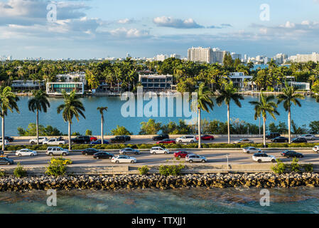 Miami, FL, Vereinigte Staaten - 20 April, 2019: Blick auf den MacArthur Causeway und Palm Island an der Biscayne Bay in Miami, Florida, Vereinigte Staaten von Amerika. Stockfoto