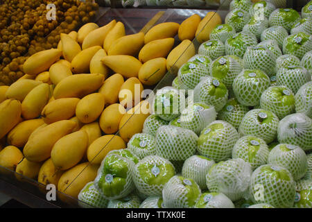 Mangos und Guavas zum Verkauf in einem Supermarkt, Phuket, Thailand Stockfoto