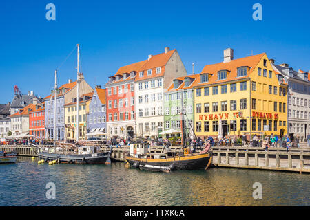Kopenhagen, Dänemark - 1. Mai 2017: Nyhavn ist ein aus dem 17. Jahrhundert am Wasser-, Kanal- und Unterhaltungsviertel in Kopenhagen, Dänemark. Stockfoto