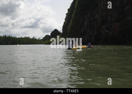 Touristen Kajakfahren im Meer, Panak Island, Phang Nga Bay, Phuket, Thailand Stockfoto