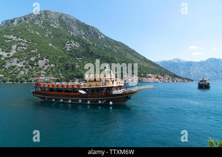 Perast, Montenegro - 10. Juni. 2019. Schönen Ausflugsschiff in einem Boka-Kotorska Bay Stockfoto