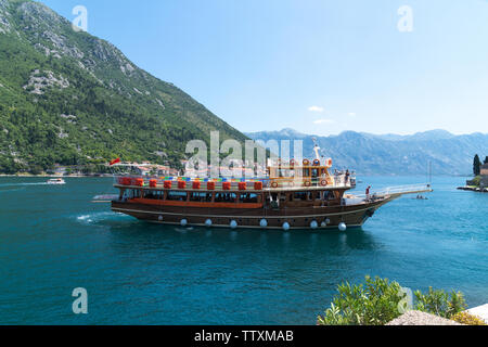 Perast, Montenegro - 10. Juni. 2019. Schönen Ausflugsschiff in einem Boka-Kotorska Bay Stockfoto