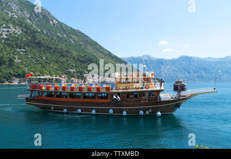 Perast, Montenegro - 10. Juni. 2019. Schönen Ausflugsschiff in einem Boka-Kotorska Bay Stockfoto