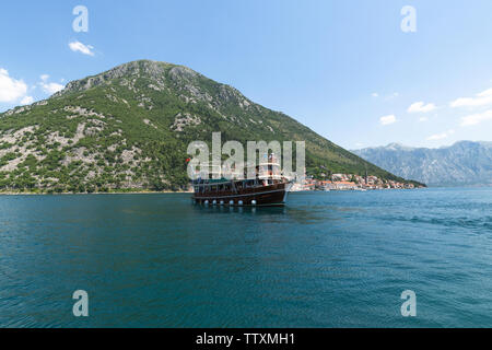 Perast, Montenegro - 10. Juni. 2019. Schönen Ausflugsschiff in einem Boka-Kotorska Bay Stockfoto