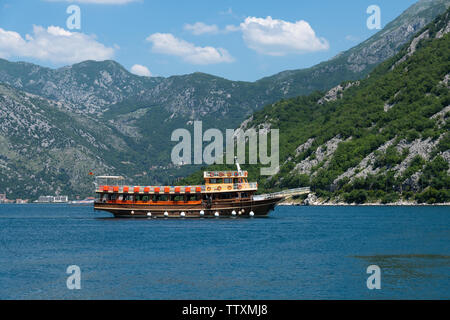 Perast, Montenegro - 10. Juni. 2019. Schönen Ausflugsschiff in einem Boka-Kotorska Bay Stockfoto