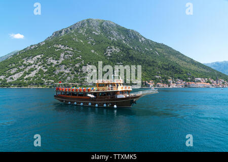 Perast, Montenegro - 10. Juni. 2019. Schönen Ausflugsschiff in einem Boka-Kotorska Bay Stockfoto