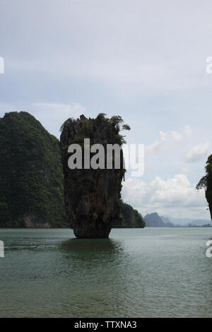 Klippe im Meer, James Bond Island, Phang Nga Bay, Phuket, Thailand Stockfoto