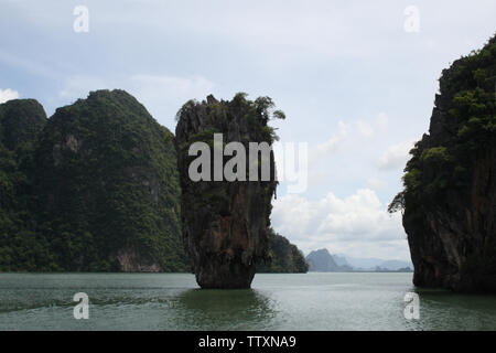 Klippe im Meer, James Bond Island, Phang Nga Bay, Phuket, Thailand Stockfoto