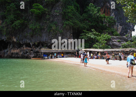 Touristen am Strand, James Bond Island, Phang Nga Bay, Phuket, Thailand Stockfoto