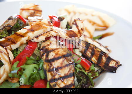 Steak Salat garniert mit Käse und Sauce Stockfoto