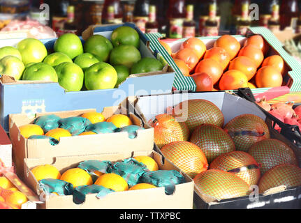 Frische Früchte in Boxen auf dem Markt Stockfoto