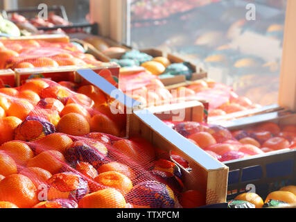 Frische Zitrusfrüchte in Kartons auf den Markt Stockfoto