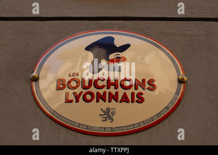 Bouchon Lyonnais Schild an der Fassade eines Bouchon Restaurant in Lyon, Frankreich Stockfoto