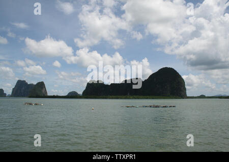 Klippen im Meer, Phang Nga Bay, Phuket, Thailand Stockfoto