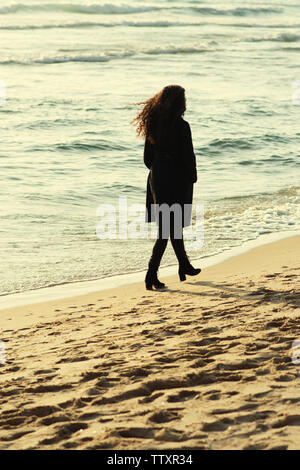 Junge Frau am Strand Stockfoto