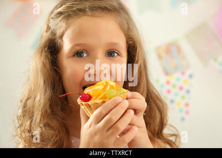 Süße kleine Mädchen essen lecker Kuchen, Ansicht schließen Stockfoto